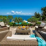 Terra Del Nonno With Sea Views & Pool Vilă
